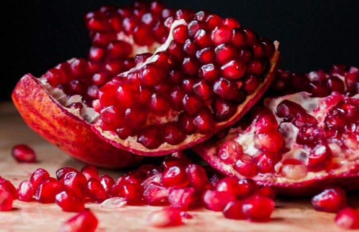 Pomegranate ngăn nám mới tạo thành và làm mờ đi vết sạm nám cũ chai lì trên bề mặt da