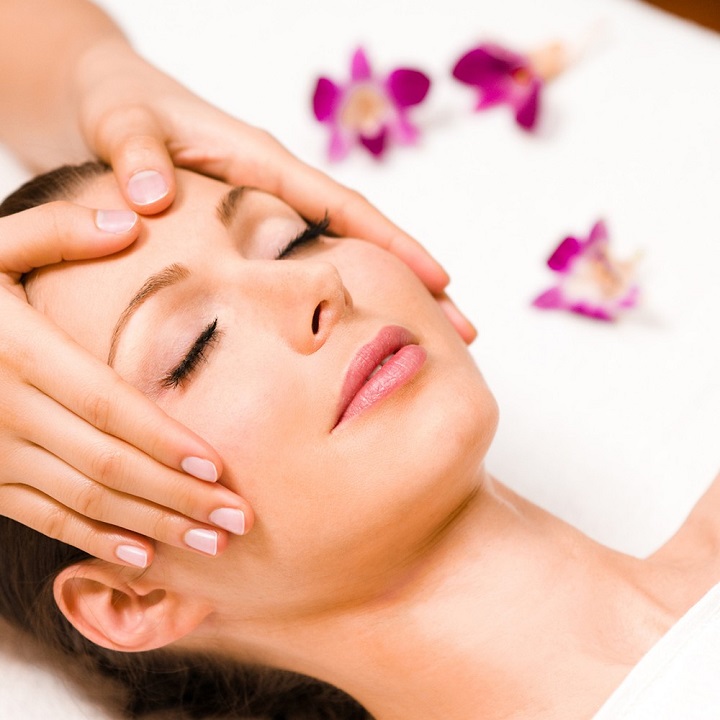 Massage da mặt giúp làn da sau sinh căng mịn, săn chắc