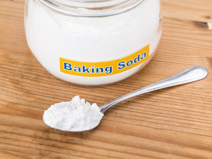 Baking soda sẽ có tác dụng tẩy da chết và làm sáng vùng da bị sậm màu