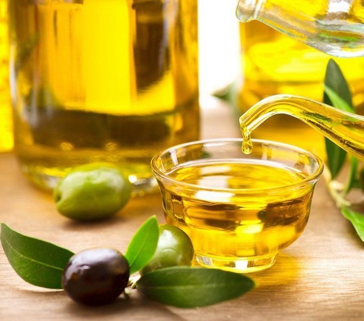 Massage cho da chân với dầu olive