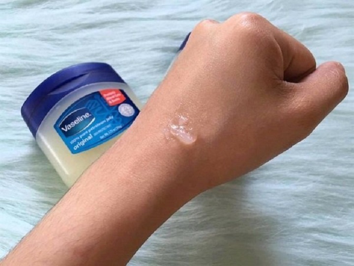 Thoa vaseline lên chân trước khi ngủ cách dưỡng da chân trắng